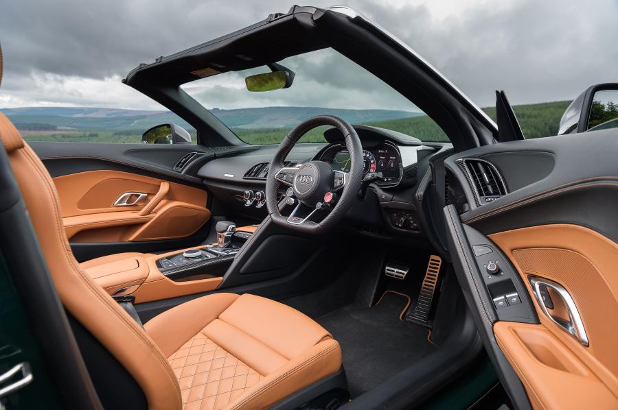 Интерьер Audi R8 Spyder V10 Plus 2017 года  (UK) (фото 30 из 40)